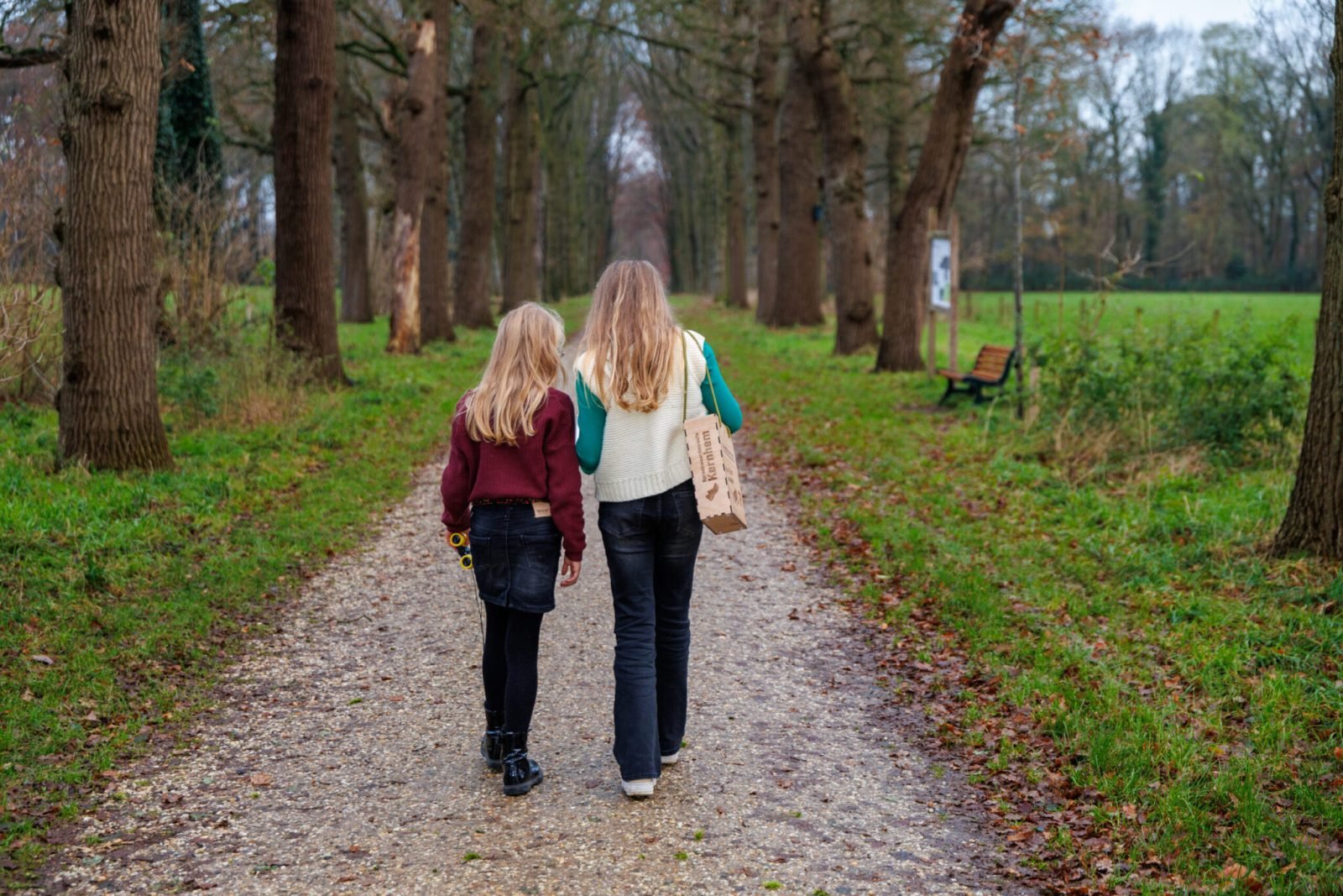 Gezin loopt de spreekwoordenroute door de natuur
