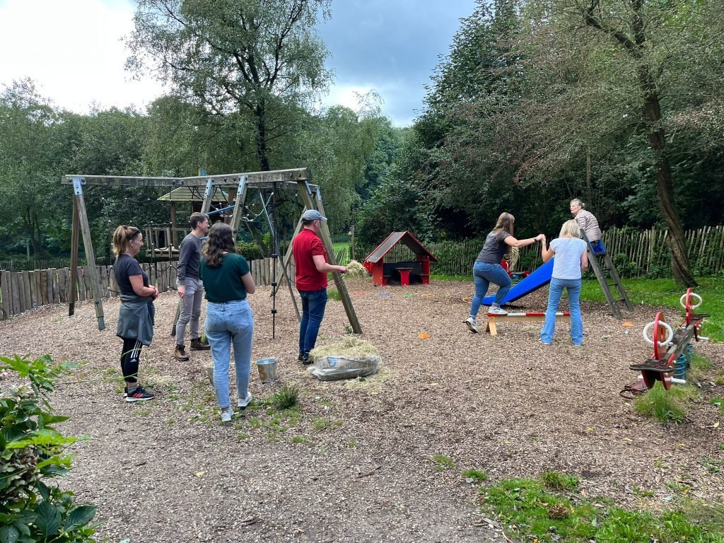 Team doet een spreekwoordenactiviteit samen